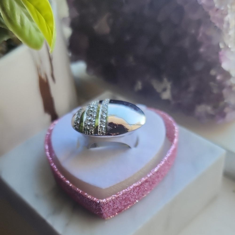 Elegant Silver and Green Women's Ring